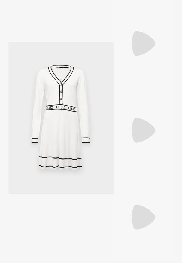 LIU JO Stickad klänning - white sugar/nero; Svarta lackläder slingback klackar med spetsig tå och geometrisk klack. Har en elegant, minimalistisk design och slät yta.; Svart läderhandväska med en böjd form, avtagbar rem och guldiga detaljer. Väskan har ett lock med en spänndetalj.; Guldtonade ringörhängen med en slät, polerad yta. Har en halvcirkelform och en säker bakgång.