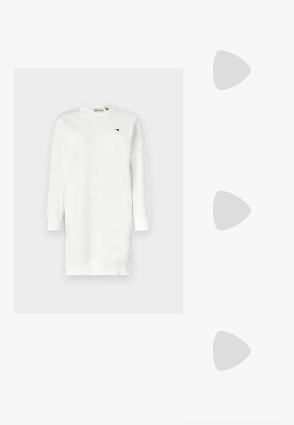 Rochie albă din material tip bumbac, cu mâneci lungi, manșete cu nervuri și un mic logo brodat pe piept.; Pantof cu toc mic, cu vârf ascuțit și slingback, realizat din piele netedă, având un design decupat pe lateral pentru respirabilitate.; Geantă de mână din piele neagră, cu o formă curbată, mânere subțiri, fermoar argintiu și logo-ul Calvin Klein pe față. Textură netedă și design minimalist.; Cercei rotunzi din argint cu un finisaj neted și strălucitor. Design ușor, având o formă rotundă și închidere cu tijă.
