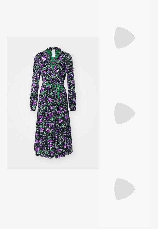 Diane von Furstenberg PHOENIX REVERSIBLE DRESS - Vapaa-ajan mekko - green; Mustikka slingback-kengät, joissa on terävä kärki, kiiltävä nahkapinta ja pieni korko, jossa on kultainen yksityiskohta. Tyylikäs muotoilu avoimella takana.; Musta nahkareppu, jossa on läppä suljenta, etutasku, sivu vetoketjutaskut ja yläkahva. Edessä logo-detailit.; Mustat nahkasalkut, joissa on tikattu malli, hopeaketjusovite ja näkyvä hopeinen "AX"-logo edessä. Kompakti suorakulmainen muoto.