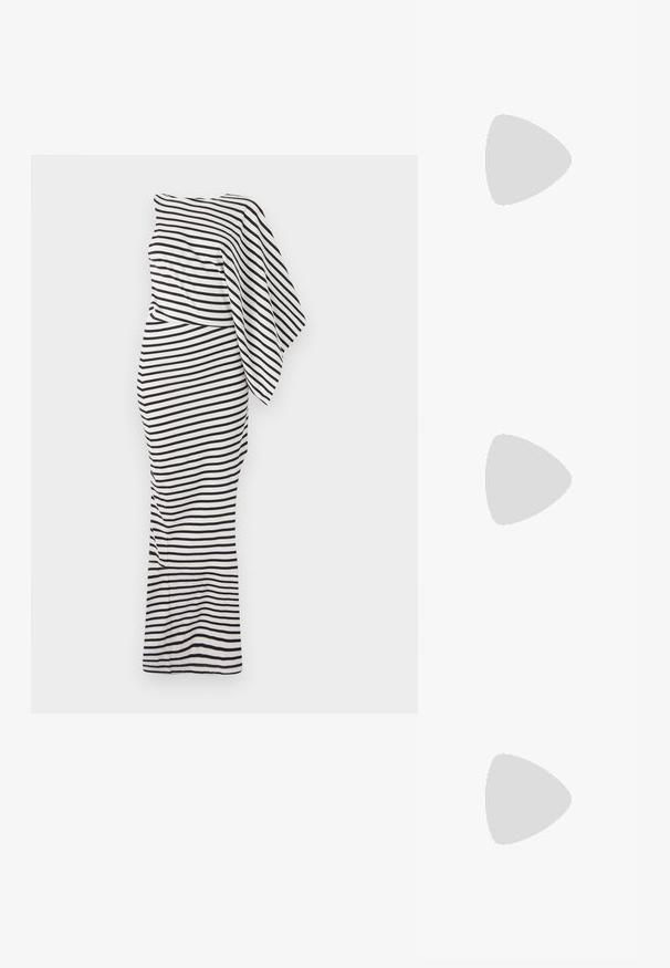 Schwarz-weiß gestreiftes Kleid mit einem Schulterdesign, figurbetonter Silhouette und einem fließenden Stofftextur. Es hat eine lange Länge.; Beige Lackleder Slingback-Absätze mit spitzem Fuß und 5 cm Absatz, mit ausgeschnittenen Seiten und einem schmalen Knöchelriemen.; Schildpatt-Sonnenbrille mit länglich-ovalen Gläsern, braunem Farbton, goldenen Logo-Akzenten an den Bügeln und schlanken schwarzen Bügeln.; Beige gemusterte Handtasche mit geschwungener Form, Lederakzenten und einem goldfarbenen Logo auf der Vorderseite. Verfügt über einen kurzen Griff für einfaches Tragen.; Perlen- und Kristallhalskette mit einem runden, perlenbesetzten Design in sanften Farbtönen, das abwechselnd Perlen und funkelnde Akzente zeigt, um den Hals getragen.