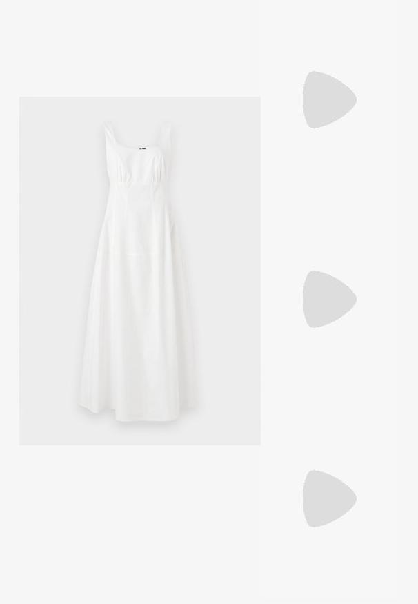 Vit ärmlös klänning med fyrkantig halsringning, åtsittande midja och utsvängd kjol. Tillverkad av ett mjukt tyg, med en enkel och elegant design.; Svarta lackläder slingback klackar med spetsig tå och geometrisk klack. Har en elegant, minimalistisk design och slät yta.; Vit läderhandväska med en strukturerad design, med en magnetknäppning och en axelrem, visad mot en neutral bakgrund.; Guld-färgad metallarmband med ett mjukt, kurvigt mönster. Har en liten, framträdande silverfärgad accent i ena änden.