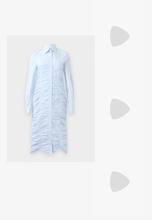 Heleweekend helesinine kleid, mis on valmistatud siledast kangast, vertikaalse rükki, nööpide ees, pikad varrukad ja kaardus äär.; Mustad mustikad sandaalid siledast ülemisest rihmast ja tekstureeritud platvormitald. Minimalistlik disain ja madala profiiliga siluett.; Mustad musta kassi silmadega päikeseprillid tumedate hallide läätsedega, stiilne plastraam, teravad nurgad ja sirged kaared. Nähtavad metallist osad või aksessuaarid puuduvad.; Looduslikult punutud heina ostukott tekstureeritud pinnaga, suure avaga ülaosa, kaarjas kuju ja tume nahkrihm. Alusel on must aktsent.