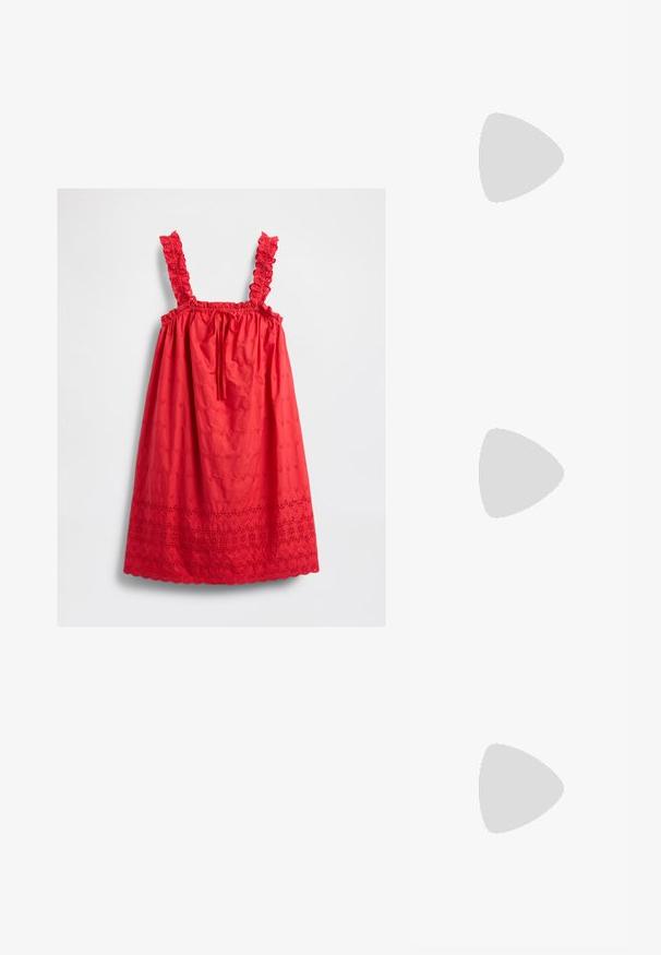 Rød ermeløs kjole med broderte blomsterdesign, volangstropper, en knyting i halsen og scallop-kantdetaljer.; Rød t-skjorte med korte ermer laget av glatt stoff, med firkantet halslinje og en tettsittende silhuett, som har rene, rette hem-linjer.; Rød patentlær slingback-sko med spiss tå, to-stroppedesign med sirkulære detaljer og en lav blokkhæl.; Rød lærveske med sølvkjede-rem, rund form, plisserte detaljer og en metallspenne på toppen. Dekorert med en logodetalj.