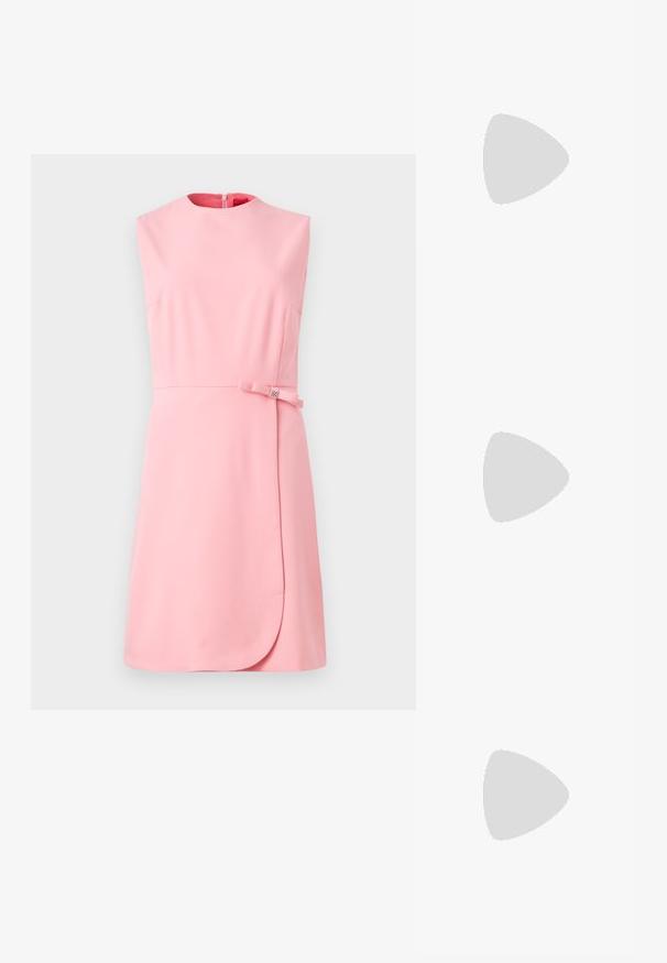 Robe sans manches rose avec un corsage ajusté et une légère silhouette en A. Présente un accent nœud sur le côté et une fermeture éclair dans le dos pour le style.; Des sandales noires à talons hauts avec des fines lanières au design noué, un bout carré lisse et un talon aiguille élégant.; Sac à main en métal gris clair avec une bandoulière en chaîne, orné de petits clous métalliques ronds et d'un logo de marque triangulaire.; Boucles d'oreilles en argent avec une finition lisse et brillante. Forme arrondie, conception légère, avec un fermoir à tige.