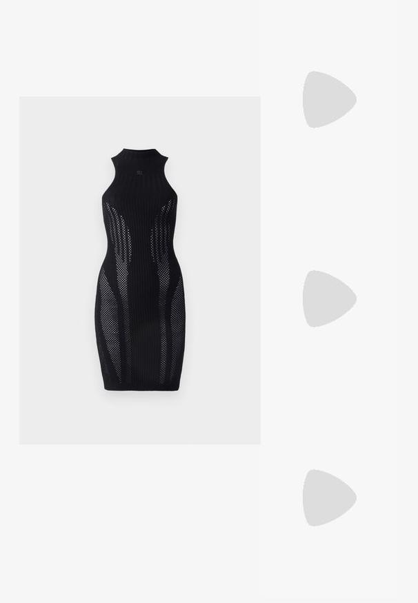 Fekete ribbelt kötött ruha magas nyakkal, átlátszó hálós oldalpanelek díszítik. Testhez simító fazon, térd alá érő hosszúsággal.; Fekete bőr magassarkú szandál nyitott orral, aszimmetrikus dizájnnal, bokapánttal és fémes kúpos sarokkal. Az anyag sima textúrájú.; Ezüst bőr keresztpántos táska texturált felülettel, lánc- és pántdíszítéssel, valamint cipzáras záródással. Elöl logó található.; Aranyszínű fémből készült karika fülbevalók ívelt, hosszúkás formával. Simaságával és fényes felületével, valamint lekerekített végével további részletekkel bővül.