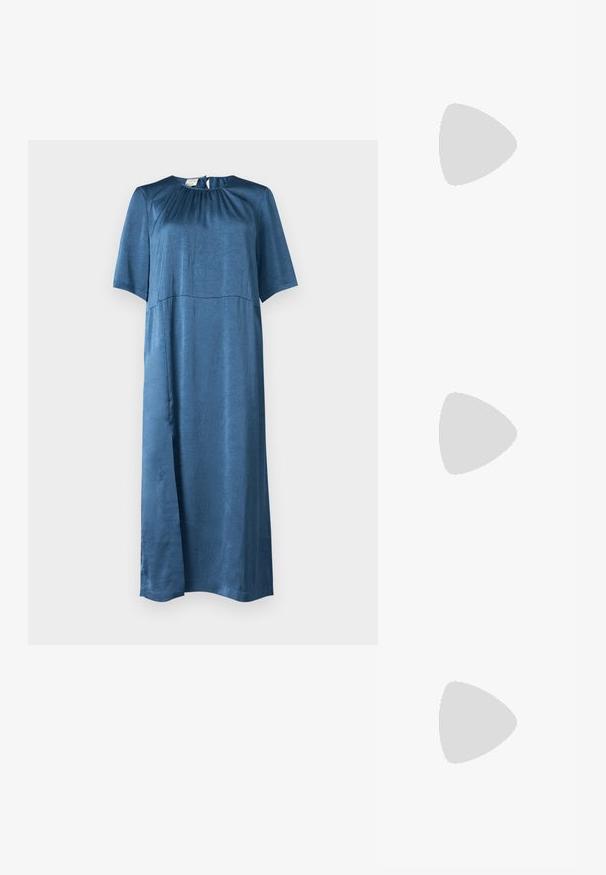 Blå klänning med kort ärm i ett slätt, något skrynkligt tyg; har rund halsringning och en nyckelhålsknäppning bak.; Svarta lackläder slingback-klackar med spetsig tå, en rundad utskärning och en blockklack. Utsmyckad med en spänne i guldton.; Svarta överdimensionerade solglasögon med gradientlinser, tjocka bågar och kedjedetaljer i guldton vid tempelarmarna.; Svart handväska med strukturerad form, slät yta och metallspänne. Matchad med vida svarta byxor och sandaler med öppen tå på trägolv.