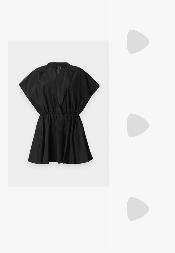 Blusa preta de manga curta com cintura ajustada e parte inferior plissada. Feita de tecido leve, apresenta um design elegante e minimalista.; Salto slingback em patente preta com bico apontado, apresentando um padrão de pele de cobra texturizado, tira ajustável e um salto bloco curto e texturizado.; Bolsa de ombro em couro preto com dois bolsos frontais, fivelas douradas, fecho de zíper e uma alça fina. Superfície texturizada e forma retangular compacta.; Brincos em metal dourado com forma de arco alongado e curvado. Apresentam uma superfície lisa e brilhante, com uma ponta arredondada para um detalhe adicional.