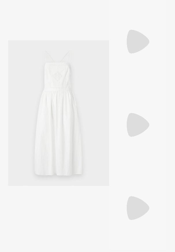 Vestido blanco sin mangas con tirantes finos, que presenta un panel cuadrado bordado, una cintura fruncida y una falda fluida. Fabricado en un tejido ligero.; Zapatos slingback de charol negro con puntera puntiaguda, detalles en metal plateado y un tacón bajo tipo bloque. Textura suave y brillante en toda la superficie.; Bolso cruzado de piel negra con textura suave, forma rectangular y un detalle de cadena metálica en el frente. Incluye una correa ajustable.; Pendientes de gota de plata con un arete cuadrado, presentando un acabado suave y pulido en forma de lágrima, que refleja la luz con una superficie brillante.