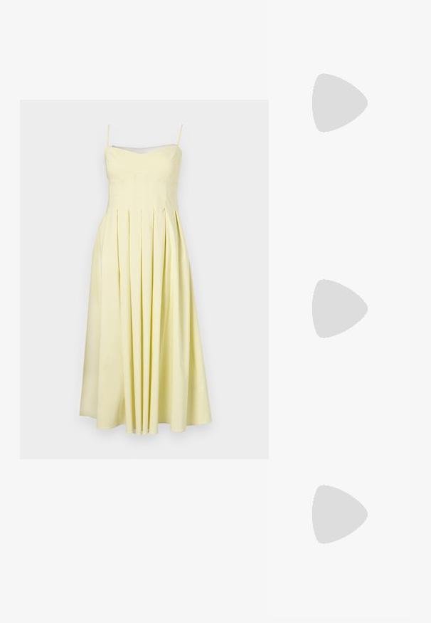 Rochie galbenă plisată, cu bretele ajustabile și un corset strâns, având o textură netedă și o fustă fluidă până la jumătatea gambei.; Sandale negre cu toc înalt au curele subțiri cu un design legat, un vârf pătrat neted și un toc stiletto elegant.; Geantă metalică gri deschis, cu un strap din lanț, decorată cu mici ținte circulare metalice și un logo de marcă triangular.; Cercei rotunzi din argint cu un finisaj neted și strălucitor. Design ușor, având o formă rotundă și închidere cu tijă.