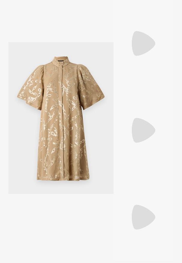 Abito beige con maniche a sbuffo corte, ricoperto da un motivo a catena metallica. Presenta un colletto alto e una chiusura a bottoni frontale. Texture del tessuto liscia.; Sandali neri con tacco alto presentano sottili cinturini con design annodato, una punta quadrata liscia e un elegante tacco a spillo.; Borsa a mano metallica grigia chiara con tracolla a catena, impreziosita da piccoli chiodi metallici circolari e da un logo triangolare del marchio.; Orecchini a cerchio in argento con una finitura liscia e lucente. Forma arrotondata, design leggero, con chiusura a perno.