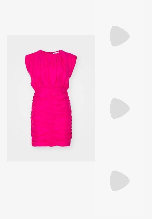 Rochie fuchsia cu detalii pliate, mâneci scurte și decolteu rotund; prezintă o textură plisată și o deschidere la spate cu închidere prin nasture.; Adidași platformă roz din pânză, cu o talpă albă texturată, șireturi plate și dungi laterale. Prezintă un bucle pe spate pentru o purtare ușoară.; Ochelari de soare pătrați cu lentile galbene, cadru din metal auriu și brațe cu accente maro. Design minimalist cu suporturi nazale transparente.; Geantă de umăr din piele roz, cu o formă rotundă, închidere cu fermoar aurit și curea ajustabilă. Prezintă un logo embosat pe partea din față.