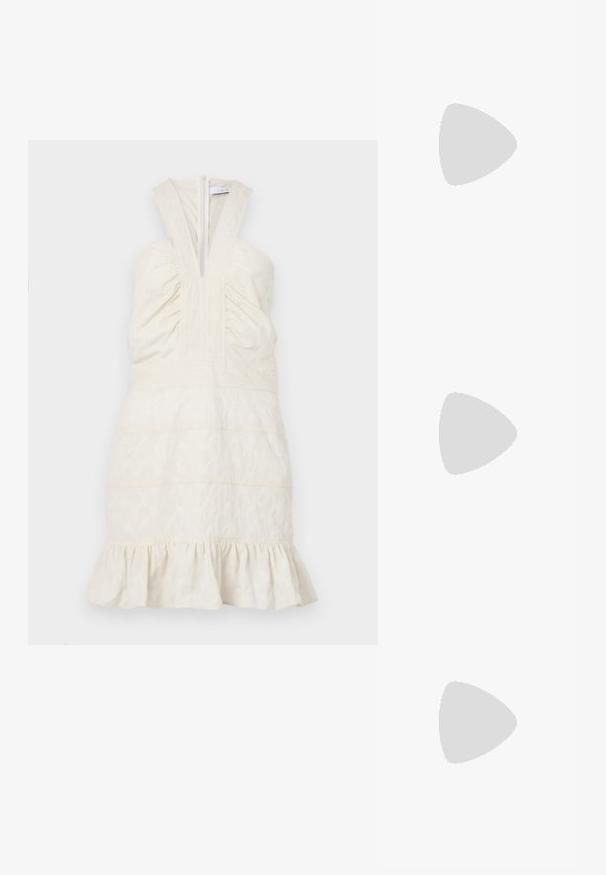 Krémové bezrukávové šaty s hlubokým V-výstřihem a nařaseným živůtkem, s vodorovnými švy a volánkovým lemem. Zip na zadní straně.; Beige espadrilky s plátěným svrškem, texturovaným tkaným podpatkem a pletenou juteovou podrážkou; mají uvázaný řemínek kolem kotníku pro bezpečné upevnění.; Obdélníkové sluneční brýle s rámem z želvovinového plastu, tmavými skly a stříbrnými akcenty po stranách. Vyrobeno v Itálii.; Hnědá kožená crossbody taška s logem, zlatým řetízkem, zipovým uzávěrem a zlatými akcenty. Kompaktní a obdélníkový tvar.