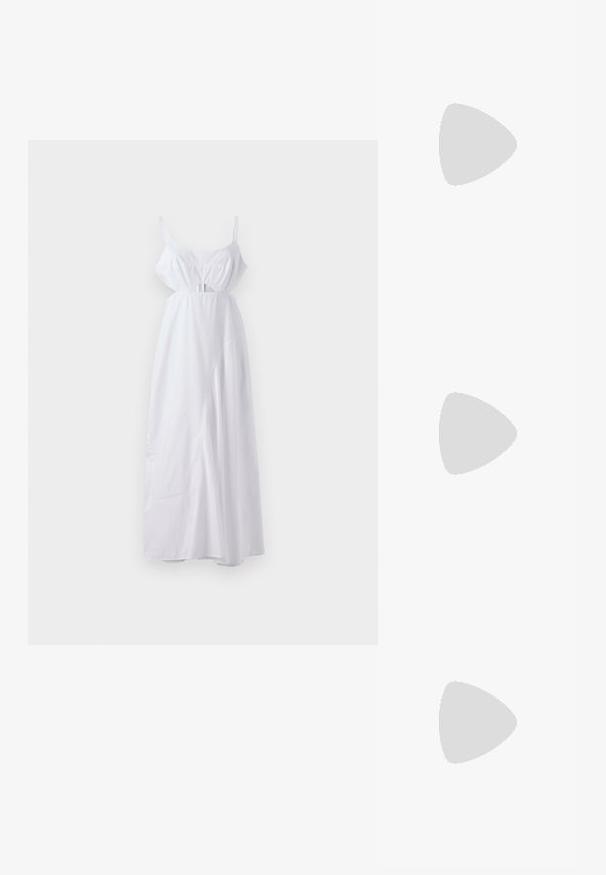 Vestido maxi blanco con tirantes finos, escote fruncido, detalle recortado en la cintura, tejido fluido y textura suave.; Mule blanca de punta afilada con un delicado detalle de lazo, hecha de material suave; presenta un tacón corto y elegante y sin patrones visibles.; Lauren Ralph Lauren CROSSHATCH LEATHER SMALL FARRAH SATCHEL - Bolso de mano - cornflower blue; Pendientes de botón en tono dorado con un diseño retorcido. Cada pendiente cuenta con un respaldo circular transparente para una sujeción segura.