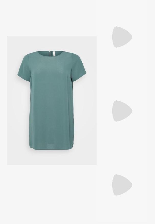 Μπλούζα κοντό μανίκι σε απαλό, υφασμάτινο ύφασμα. Ήσυχος γαλάζιος χρώμα με στρογγυλή κ neckline και φερμουάρ στην πλάτη. Ευθεία γραμμή που φτάνει στο μήκος του γοφού.; Χρυσά μεταλλικά ψηλοτάκουνα σανδάλια με τετράγωνη μύτη, λεπτό λουράκι στον αστράγαλο και κομψό, μινιμαλιστικό σχέδιο με γυαλιστερή φινίρισμα.; Χρυσή μεταλλική τσάντα clutch με λεία επιφάνεια, διαθέτει τριγωνική κλείσιμο. Το χέρι που την κρατά έχει καλοσχηματισμένα νύχια.; Χρυσά σκουλαρίκια κρίκοι με ομαλή, γυαλιστερή επιφάνεια. Κυκλικός σχεδιασμός που διαθέτει μια μικρή βάση και διαφανή στήριξη για ασφαλή χρήση.