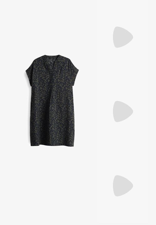 Abito blu navy scuro con vestibilità morbida, maniche corte e scollatura a V. Presenta un motivo mimetico in tonalità di verde scuro e verde chiaro.; Top senza maniche nero con collo alto, tessuto leggero, vestibilità comoda e orlo asimmetrico più lungo sul retro.; Sneaker nere in tela con lacci bianchi, punta in gomma bianca e una suola intermedia bianca e spessa. Presentano cuciture bianche sottili e una suola in gomma.; Occhiali da sole neri rettangolari con lenti scure e montatura spessa opaca. Le asticelle sono leggermente affusolate con una texture liscia.