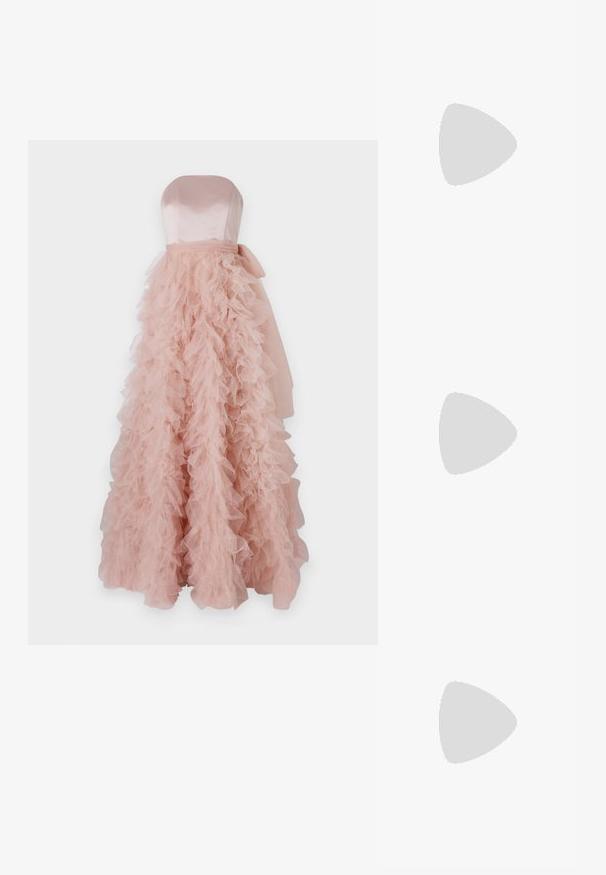 Ida Sjöstedt FRANCES GOWN - Pidulikud riided - rose; Musthave mustanahkased balletkingad terava varbaga ja külgrihmaga, millel on ümmargune kuldne aksessuaar. Kerged ja tasase tallaga.; Loeffler Randall BOBBY PLEATED TOTE - Käekott - black; Pärlidropi kõrvarõngad lihvitud pinnaga, hõbedase tooni kaheksakaelaga ja ümmarguste valgete pärlitega. Lihtne, klassikaline disain.