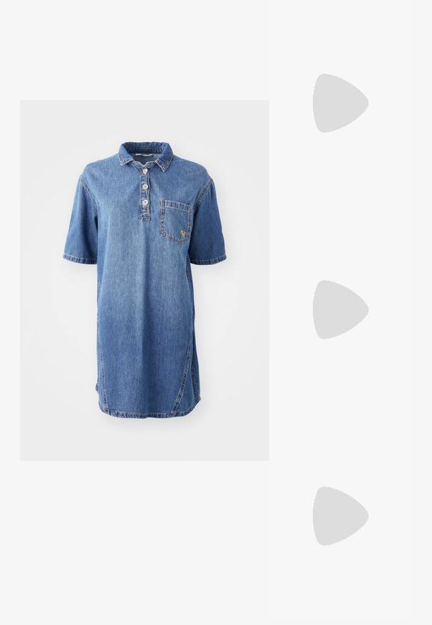 Denim haljina s polo ovratnikom u svijetloplavoj boji, s ovratnikom, kratkim rukavima, placketom s četiri gumba i zakrpa džepom na lijevoj strani prsiju.; Bijele platforme s otvorenom prstom i trakama za petu. Izrađene od teksturiranog materijala, imaju debeli potplat s uzorcima protiv klizanja.; Morska torba od tkanine s okomitim bijelim prugama i malim uzorcima srca. Ima duge drške i crvenu oznaku u obliku srca.; Srebrne naušnice s obručima i uvijenim dizajnom, s poliranim završetkom i pričvršćivanjem na stražnjoj strani. Mjere otprilike 3 cm u promjeru.