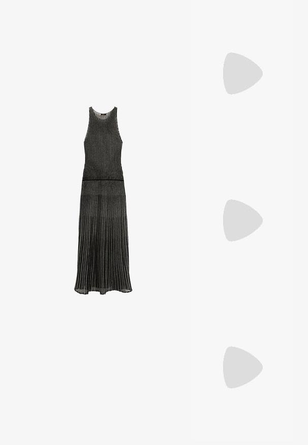 Abito nero con strisce verticali, design senza maniche, scollatura rotonda e una gonna fluida che si allarga delicatamente all'orlo.; Infradito neri con cinturini in gomma e soletta testurizzata. Presentano una leggera piattaforma e un design sagomato per il comfort. Nome del marchio impresso.; Occhiali da sole neri con montatura oversize e arrotondata. Lenti con gradazione da scuro a chiaro. Presentano una finitura lucida e elegante con accenti del logo discreti sulle aste.; Borsa in pelle marrone con parte superiore arricciata e tracolla a catena. Texture liscia con finitura lucida e dettagli di cucitura sottili sui lati.