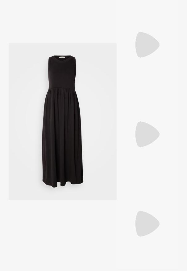 Svart ermeløs maxikjole med rund halsutringning, rynket midje og flytende skjørt. Laget av mykt, elastisk stoff med en glatt tekstur.; Sorte patentlær slingback-sko med spiss tå, detaljer i sølv og lav blokkheel. Glatt, skinnende tekstur gjennom hele.; Svart lær crossbody-veske med glatt tekstur, rektangulær form og metallkjede detaljer på framsiden. Justerbar stroppe inkludert.; Sølv dråpeøreringer med firkantet studs, med en glatt, polert overflate og en tåreformet design som reflekterer lys med en blank overflate.