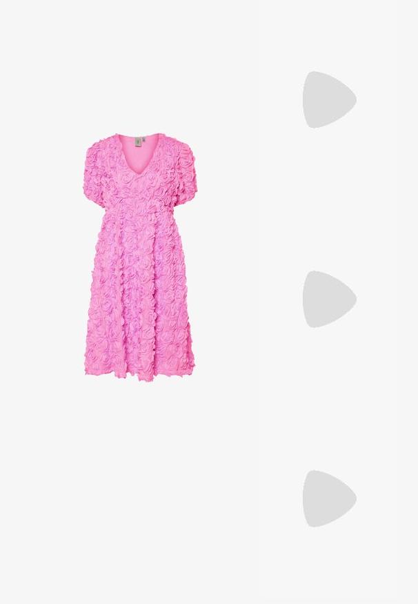 Rosa klänning med V-ringning, korta puffärmar och en texturerad tyg täckt med tredimensionella ros-mönster.; Svart lackläder slingbacksko med spetsig tå, ankelremmar med silverfärgade spännen och detaljer samt en smal klack.; Guldfärgad metallhandväska med en strukturerad design, slät textur och justerbar rem. Har en unik triangulär form och minimalistisk sömnad.; Örhängen i guldton med texturerade, vågiga former. Inkluderar skulpturala clip-on-stift och öppen hoop-design med hamrad finish.