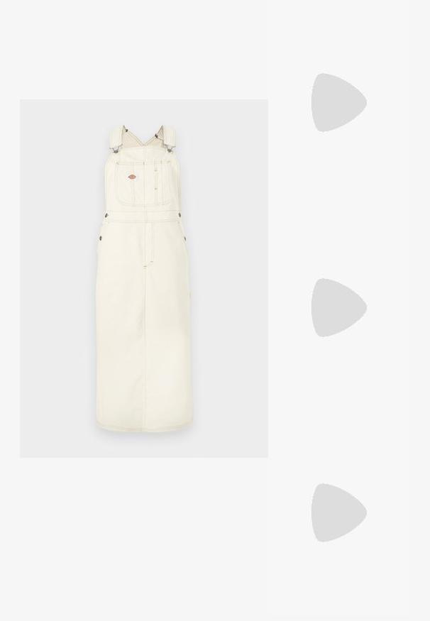 Lys beige denim overallkjole med justerbare stropper, frontlomme og metallisk tilbehør. Lang silhuett med sømdetaljer.; Sorte patentlær ankle boot med spiss tå og en mellomhøy blokkhelt. Glatt tekstur og minimalistisk design.; Sorte katteøyne solbriller med mørke linser, tykke rammer og subtile detaljer. Båret med en svart frakk og grå topp, med langt, rett hår.; Svart lærveske med en strukturert, triangulær form, tynn stropp og detaljer i gulltone som har en logo-plakett på den fremre klaffen.