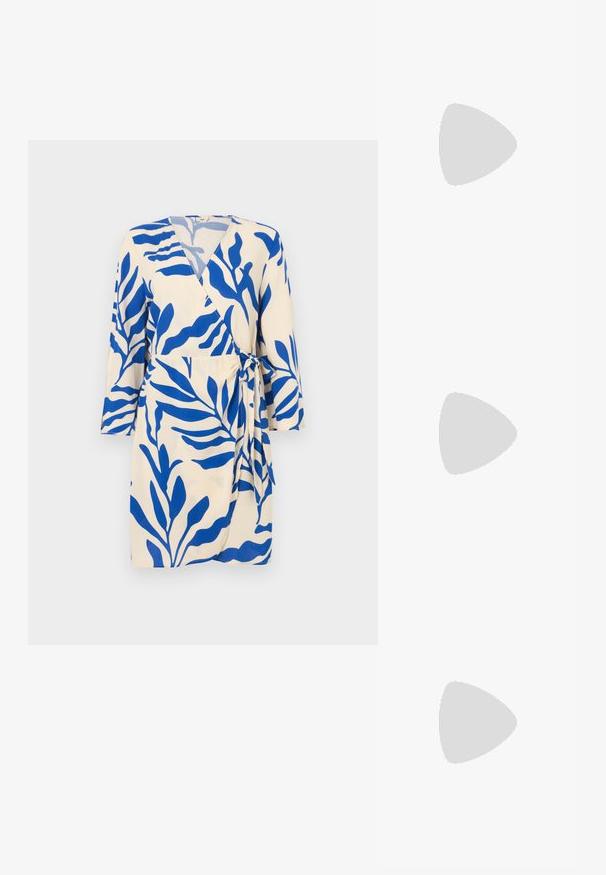 Beige-kangasinen kietaisumekko, jossa sininen lehtikuvio. Syvä V-pääntie ja kolme neljänneksen mittaiset hihat, jotka sidotaan vyötäröllä nauhalla.; Kultaiset, metalliset slingback-kengät, joissa on teräväkärkiset ja paksut korot. Sileä pinta, minimalistinen muotoilu ja kapea hihna.; Musta nahkainen käsilaukku, joka on kaareva muotoilultaan, irrotettavalla hihnalla ja kultaisilla yksityiskohdilla. Laukussa on läppä, jossa on solk yksityiskohta.; Kultahipuinen korvakoru, jossa on sulavalinjainen, kaareva muotoilu. Ominaisuuksiin kuuluu erottuva terävä muoto, kiillotettu pinta ja sarana kiinnitys.