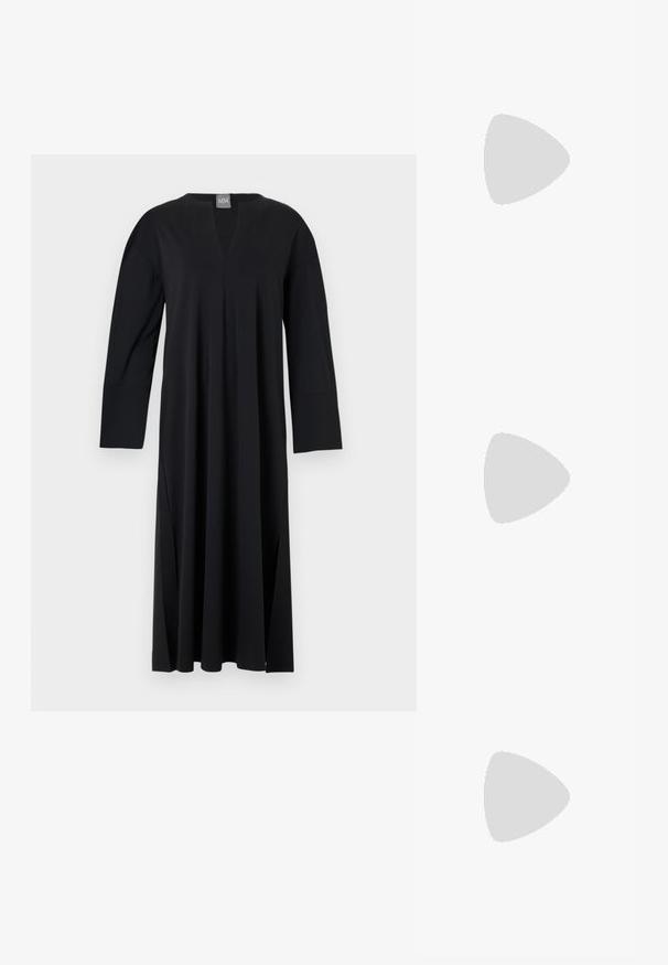 Schwarzes Langarmkleid mit V-Ausschnitt, aus glattem Stoff gefertigt. Verfügt über seitliche Schlitze, einen lockeren Schnitt und ein nahtloses Schulterdesign.; Beige High Heel Sandale mit quadratischer Zehenform, dünnem Knöchelriemen und Blockabsatz. Glatte Lederstruktur mit goldener Schnallendetail.; Schwarze Ledertragetasche mit strukturiertem Oberflächen, doppelten Griffen und geprägt "RL" Logo auf der Vorderseite. Rechteckige Form, minimalistisches Design.; Goldfarbene Metall-Hoops mit einer geschwungenen, länglichen Form. Sie verfügen über eine glatte, glänzende Oberfläche und eine abgerundete Spitze für zusätzliche Details.