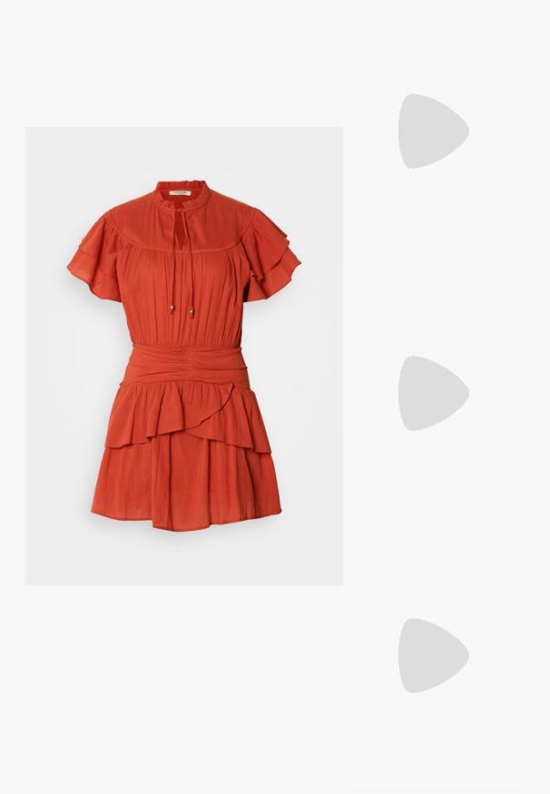 Červené krátké šaty s vysokým výstřihem, volánovými rukávy a vrstvenou sukní; mají šňůrku se korálky a strukturovanou textilii.; Metalické stříbrné sandály na vysokém podpatku s otevřenou špičkou, které mají tři tenké pásky přes nohu a pásek kolem kotníku s přezkou.; Zlatá metalická kabelka typu clutch s hladkým povrchem, s trojúhelníkovým zavíráním. Ruka, která ji drží, má pečlivě upravené nehty.; Stříbrný kruhový náušník s lesklým povrchem, zdobený malými zlatými akcenty, v kulatém tvaru, nošený na lalůčku.