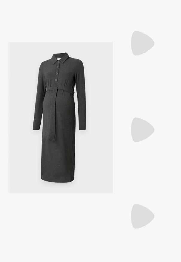 Oblačilo za nosečnice v temno sivi rebrasti tkanini, z ovratnikom, dolgimi rokavi, sprednjim gumbom in pasom, ki omogoča prilagodljivo prileganje.; Črne patentne usnjene salonarce s slingback obliko, s koničastim nosom, zaobljenim izrezom in blok peto. Imajo zlato kovinsko zaponko kot dodatno okrasje.; Črne prevelike sončne očala z degradacijskimi lečami, debelimi okvirji in zlatimi verižicami na ročajih.; Črna torba iz sintetičnega materiala, preproste pravokotne oblike, z zlatimi kvadratnimi detajli in dvojnih ročajem.