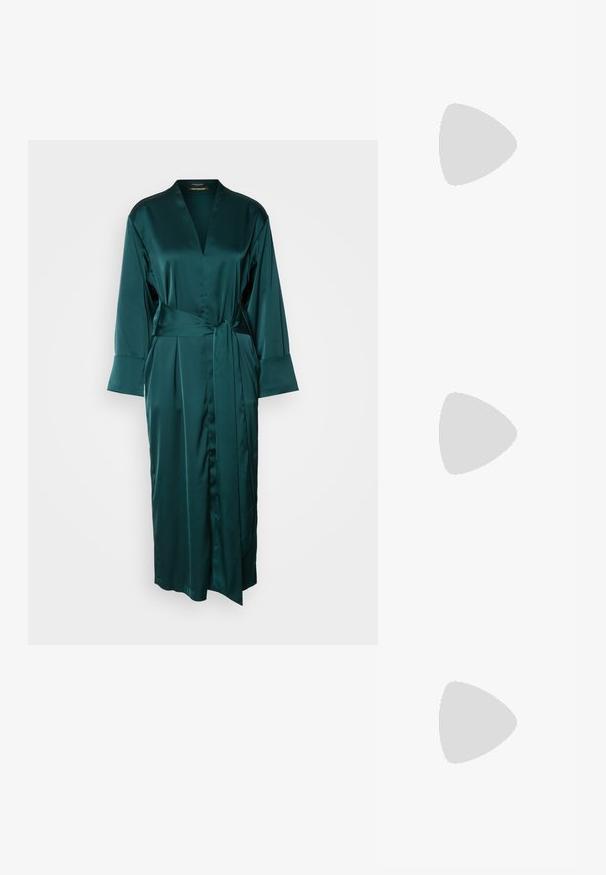 Langer, tiefgrüner Satin-Roben mit V-Ausschnitt, weiten Ärmeln und gebundenem Taillenzug. Ausgestattet mit glatter Textur und bodenlangem Design.; Schwarze, hochhackige Sandalen mit dünnen Riemen und einem geknoteten Design, einer glatten, rechteckigen Zehenpartie und einem eleganten Stiletto-Absatz.; Schwarze Leder-Hobo-Tasche mit einem einzelnen, weichen, abgerundeten Griff; verfügt über eine glatte Textur und ein minimalistisches Design. Keine sichtbaren Beschläge oder Akzente.; Silberne Creolen mit minimalistischem Design. Rundform, glatte Oberfläche und dünnes Profil. Leichtgewichtig mit hochglänzender Oberfläche.