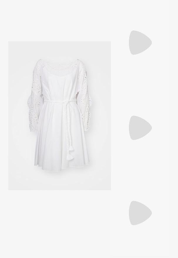 Marc Cain Freizeitkleid - white; Schwarze Leder-Slingback-Pumps mit spitzem Schuhblatt, ausgestattet mit einem schlanken Absatz und einem goldfarbigen Akzent am verstellbaren Riemen. Glatte Textur.; Weiße Lederhandtasche mit abgerundeter Form, ausgestattet mit einem geprägten "CK"-Logo auf der Vorderseite und einem Einzel-Schultergurt. Reißverschluss oben.; Silberne Creolen mit texturiertem Design und vertikalen Rillen. Kreisförmige Form mit sicherem Verschluss. Glatte Oberfläche.