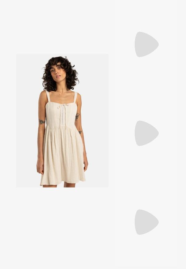Billabong ROMANTIC VIBES MINI - Vestito casual - wcp; Sandali con tacco in vernice nera, con punta squadrata, cinturini alla caviglia e fibbie in argento. Presentano un tacco a blocco spesso per maggiore stabilità.; Occhiali da sole quadrati in plastica trasparente con lenti traslucide, caratterizzati da dettagli in oro sulle tempie.; Borsa a tracolla nera in pelle con una forma curva, manico rimovibile e accessori dorati. La borsa presenta una patta con un dettaglio a fibbia.