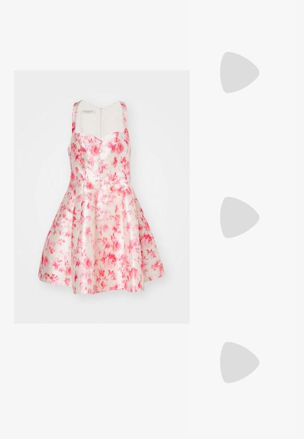 Blommönstrad klänning med en strukturerad livdel, A-linjeformat kjol, ärmlös design och knappstängning fram. Färgerna inkluderar rosa och vitt.; Svart lackläder högklackad sko med spetsig tå, dekorativ rem detalj fram och en tunn stilettklack.; Svart nylonaxelväska med en böjd form, silverkedjeaccent, avtagbar minipåse och justerbar rem; har "Steve Madden"-logotypen.; Silverörhängen med en blommig design och lager av blad. Texturen verkar intrikat och polerad, vilket framhäver det naturliga motivet.