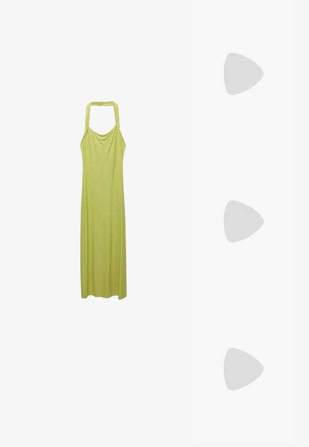Robe longue sans manches en tissu vert clair avec un col drapé et un design à nouer derrière le cou. Texture lisse, longueur cheville, sans motifs ni accents.; Sandales à talons vernies noires avec un bout carré, des sangles autour de la cheville et des boucles en argent. Dotées d'un talon bloc épais pour plus de stabilité.; Lunettes en écaille de tortue marron avec des verres ovales, des branches fines et des accents transparents. Présente un logo subtil sur la branche. Design élégant et léger.; Sac à main en cuir noir avec une forme courbée, bandoulière amovible et des accessoires en or. Le sac est doté d'un rabat avec un détail de boucle.