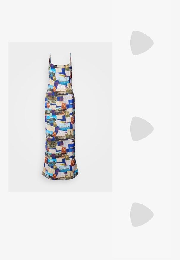 Vestido maxi con tirantes finos, que presenta un estampado de collage de postales coloridas en una tela de textura suave.; Las sandalias negras de tacón alto presentan finas correas con un diseño anudado, una punta cuadrada suave y un elegante tacón de aguja.; Bolso de mano metálico gris claro con una cadena como asa, adornado con pequeños remaches metálicos circulares y un logotipo de marca en forma triangular.; Aros de plata en forma de aro con un acabado liso y brillante. Diseño redondeado y ligero, con cierre de tipo post-back.