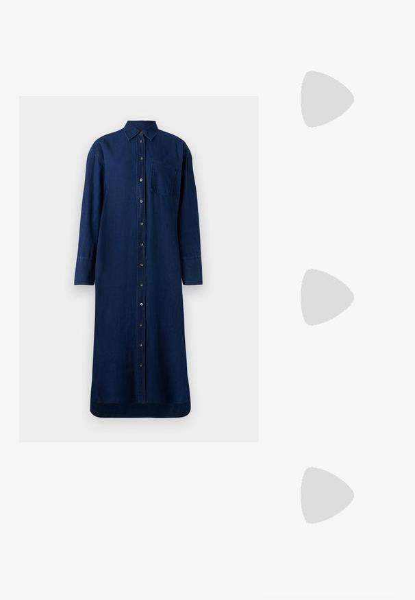 Mørkeblå denim skjortekjole med knaplukning foran, lange ærmer, krave og en brystlomme; lige snit og kantsøm.; Sorte slide sandaler med en glat læderfinish, der har krydsende remme og udskæringsdetaljer, samt en flad, fleksibel sål.; Sort læderhåndtaske med en sølv kædestrop, der har dekorative vingedetaljer og hvid syning langs bunden.; Guldtonede metaløreringe med et snoet design, der har en glat, blank overflade og afrundede former. Hver af dem måler ca. 5 cm.
