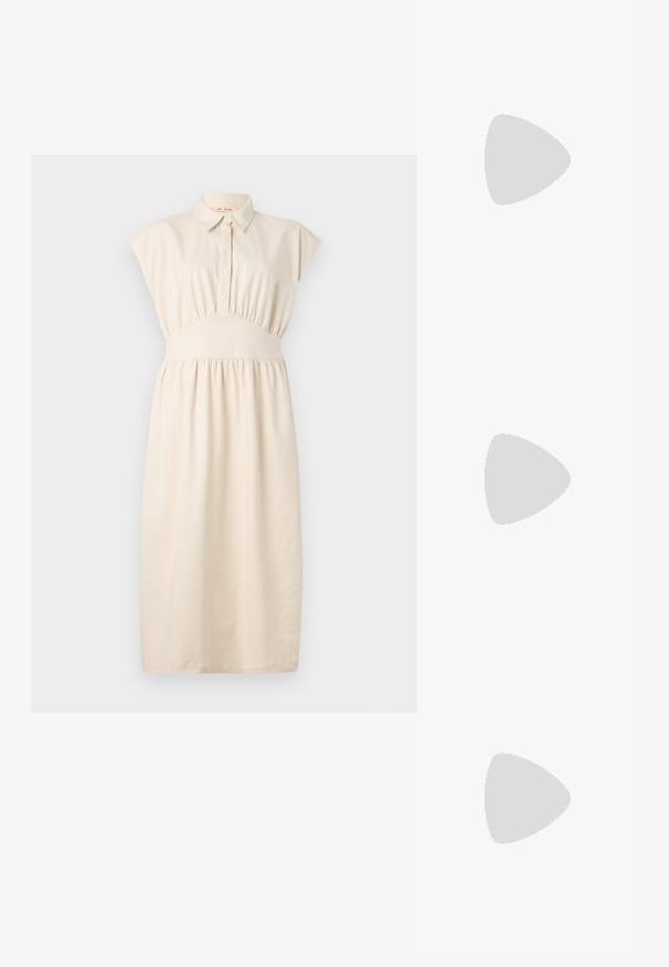 Gaišbeige kleita ar apkakles kakla izgriezumu, pogu priekšu un elastīgu jostasvietu. Izgāztā svārka ar īsām piedurknēm un gludu, mīkstu tekstūru.; Melns patentēts ādas sandales ar norādīta pirksta formu, noapaļotu izgriezuma dizainu un bloķētu papēdi. Iezīmēta ar zelta toņa sprādzi.; Melni pārmērīgi lieli saulesbrilles ar gradāciju lēcām, biezām rāmja malām un zeltainas krāsas ķēžu detaļām uz tempļiem.; Melnā somiņa ar strukturētu formu, gludu tekstūru un metālu sprādzi. Saskaņota ar platām melnām biksēm un sandālēm ar atvērtu purngalu uz koka grīdas.