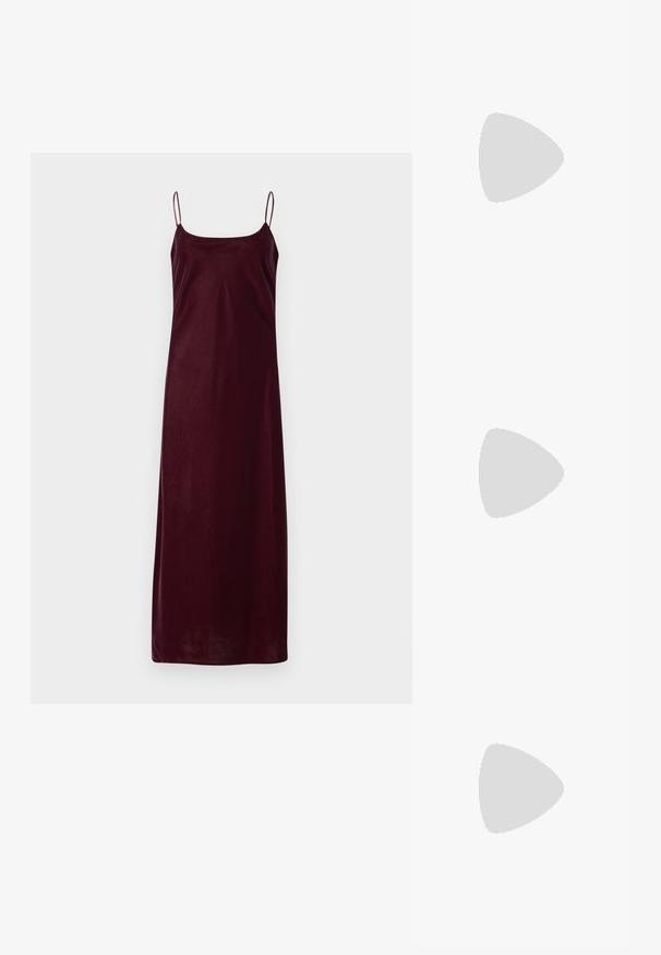 Burgundska brezrokavna obleka s tankimi naramnicami in ravno silhueto, izdelana iz gladkega, mehkega materiala. Minimalističen dizajn brez okrasnih elementov.; Črne lakirane slingback pete s koničastim nosom in geometrijsko blokasto peto. Imajo eleganten, minimalističen dizajn in gladko teksturo.; Črna usnjena torbica s ukrivljeno obliko, z odstranljivo naramnico in zlatimi dodatki. Torbica ima pokrov s podrobnostmi v obliki zaponke.; Zlato-tonirani uhani v obliki obroča z gladko, polirano površino. Imajo obliko polkroga in varno zaponko na peto.