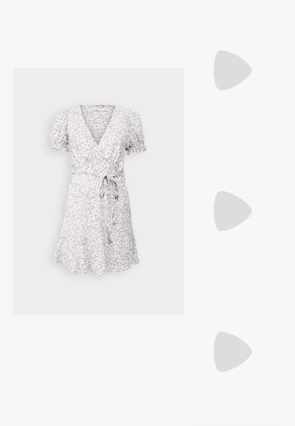 Hvid omslagskjole med brunt blomstermønster, V-udskæring, korte puffede ærmer og bindebånd i taljen. Glat stof, afslappet pasform.; Hvide læder højhælede sko med spids tå, ankelrem og en slank stiletto-hæl. Glat tekstur med subtilt glansfuld finish.; Sorte rektangulære solbriller med mørkegrønne linser. Har en glansfuld plastikramme og guldhardware detaljer på siderne.; Hjerteformet handsker lavet af netmateriale med en metallisk finish, der har et katte- og planetdesign i blå, gul og rød. Inkluderer en kædetras.; Sølvring formet som en hestesko, pyntet med små klare ædelsten langs den ydre kant og et centralt design med et kors.