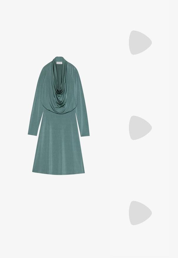 Robe à col bénitier en tissu vert atténué, dotée de manches longues et d'une silhouette évasée. Texture douce et lisse avec un léger éclat.; Escarpins slingback en cuir verni noir avec un embout pointu, un design à découpes arrondies et un talon carré. Présente un accent de boucle en ton doré.; Lunettes de soleil noires surdimensionnées avec des verres dégradés, monture épaisse et détails en chaîne dorée sur les branches.; Sac fourre-tout noir en matériau synthétique, avec un design rectangulaire simple, des accents carrés dorés et des doubles poignées.