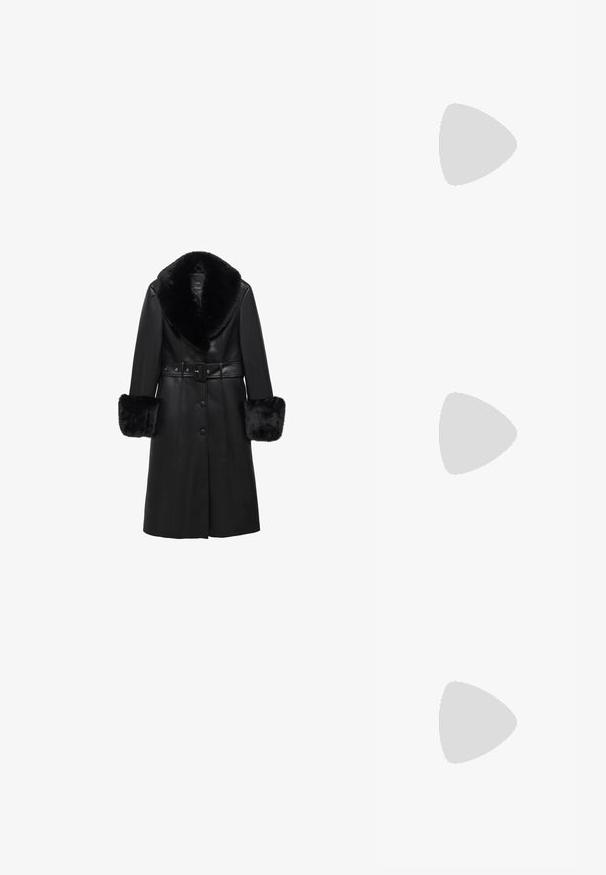 Mango Tričkové šaty - black; Hnedá lakovaná slingback obuv s špicatou špičkou a mierne vysokým opätkom. Obsahuje pracku pre bezpečné upevnenie. Hladká textúra.; Čierne obdĺžnikové slnečné okuliare s tmavými šošovkami, lesklými plastovými rámami a zlatými akcentmi na spánkoch. Minimalistický dizajn a štíhly tvar.; Čierna kožená taška cez rameno s hladkou textúrou a nastaviteľným popruhom, skombinovaná s vyblednutými širokými džínsy a športovými teniskami.
