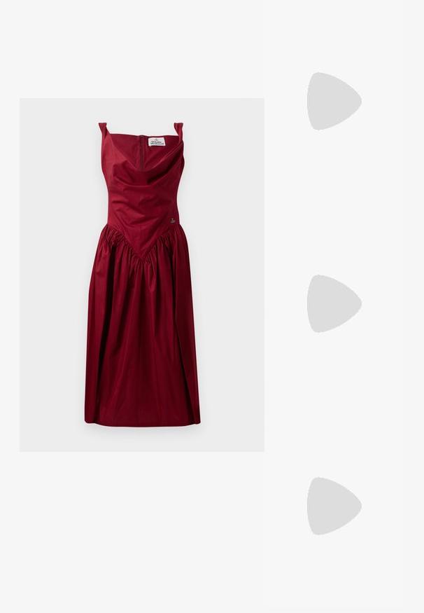 Bordeauxfarbenes Kleid mit einem taillierten Oberteil und gerüschtem Rock. Hat schulterfreie Träger, einen Reißverschluss auf der Rückseite und ein dekoratives Stickdetail.; Schwarze Flip-Flop-Sandale mit dicker Sohle, ausgestattet mit zwei breiten, glänzenden Riemen und einem strukturierten Fußbett für zusätzlichen Komfort.; Rote Plastiksonnenbrille mit rechteckigen Rahmen, getönten Gläsern und einer goldenen Logo-Akzentuierung an den Bügeln. Glatte, glänzende Oberfläche.; Blauer Handtasche aus glänzendem Material mit Wolkenmuster, verfügt über eine geschwungene Form und einen passenden Schultergurt. Silberne Hardware-Akzente.; Schwarzes Blütenhalsband aus geschichteten Blütenblättern, getragen mit einem schwarzen, gerippten Tanktop, das silberne Akzente entlang des Halsausschnitts und der Schultern aufweist.