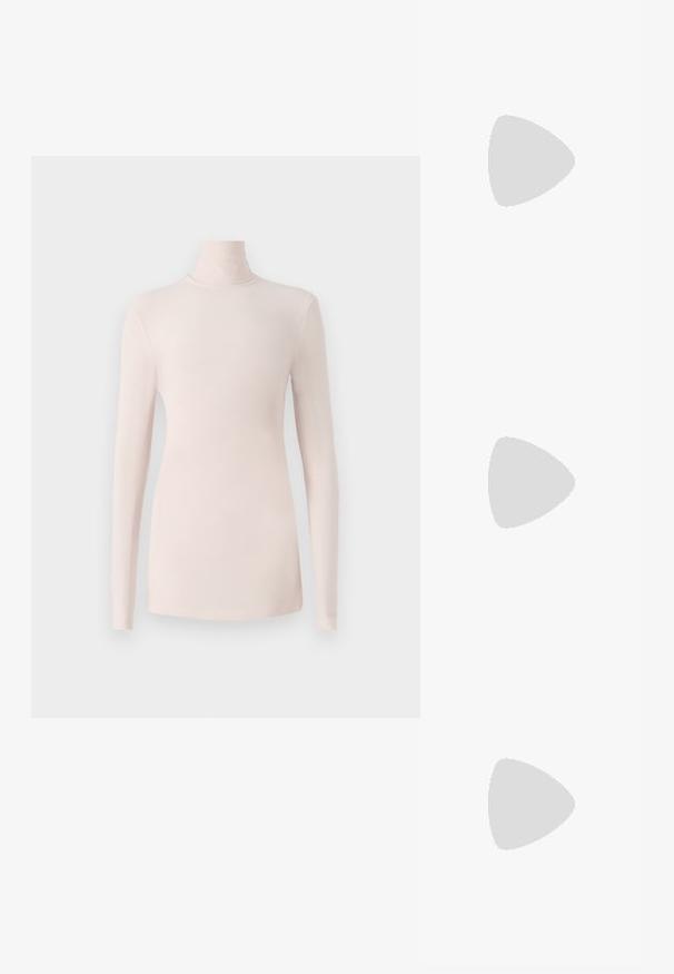 Långärmad polotröja i ljusrosa, tillverkad av ett mjukt, stretchigt tyg; åtsittande design med hög krage och inga synliga knäppningar.; Svart flip-flop med en texturerad gummisula, två slanka remmar och en subtil, präglad logodetalj på remmen.; Sköldpaddsmönstrade glasögon med ovala linser och en elegant, slät yta. Har tunna sidor med en subtil kurva vid tinningarna. Klara linser.; Vävd brun tote bag med en distinkt öppen vävd design, som har ett långsträckt, runt handtag och en mjuk yta.