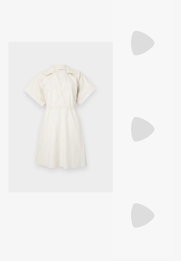 Fehér, rövid ujjú ruha V-nyakkivágással és megkötött derékkal, könnyű anyagból készült, laza fazonú és minimális részletességgel.; Bézs színű lakkbőr slingback magassarkú cipők hegyes orral és vékony, négyzetes sarkú dizájnnal. Simább textúra és minimalista stílus, díszítések nélkül.; Fehér szintetikus kézitáska, háromszög alakú, lapos előlap, masni részlettel, állítható pánttal, sima textúrával és minimalista dizájnnal.; Aranyszínű fém fülbevaló, elegáns, ívelt formával. Különleges hegyes alak, fényes felszín és zsanéros záródás jellemzi.