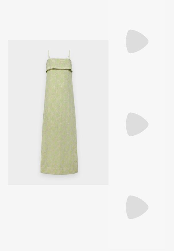 Faithfull the brand BEA MAXI DRESS - Maksi garuma kleita - sage/sand; Melnas lakotās ādas slingback kurpes ar izteiktu degunu, šauru papēdi un smalku izgriezumu dizainu. Siksniņai ir zelta sprādze.; Brūns zamšs plecu soma ar iegravētu ziedu dizainu, papildināta ar gludu brūnu ādas siksnu un zelta toņa detaļām.; Zelta tonis kaklarota ar savirpinātām saistēm, baltām pērlem un zaļa akmens akcentu. Izceļas ar sarežģītām detaļām un aizdari, lai nostiprinātu.