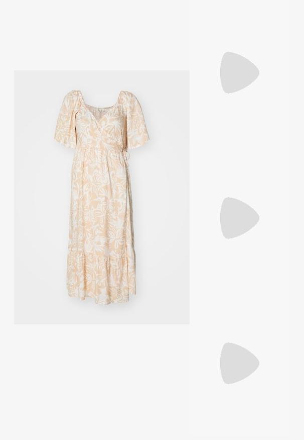 Maxi šaty ze světlého broskvového materiálu s bílými květinovými vzory, krátkými nafouklými rukávy, stáhnutým pasem a volánovým lemem.; Lodička s špičatou špičkou a kombinací stříbrné, zlaté a tělové barvy. Lesklý povrch s vykrojeným designem, s jehlovým podpatkem.; Stříbrná kovová taška s měkkým, zaobleným tvarem a uzávěrem s uzlem. Vyrobena z hladké umělé kůže.; Stříbrné kruhové náušnice s točeným designem, se lesklým povrchem a uzávěrem na kolík. Průměr přibližně 3 cm.