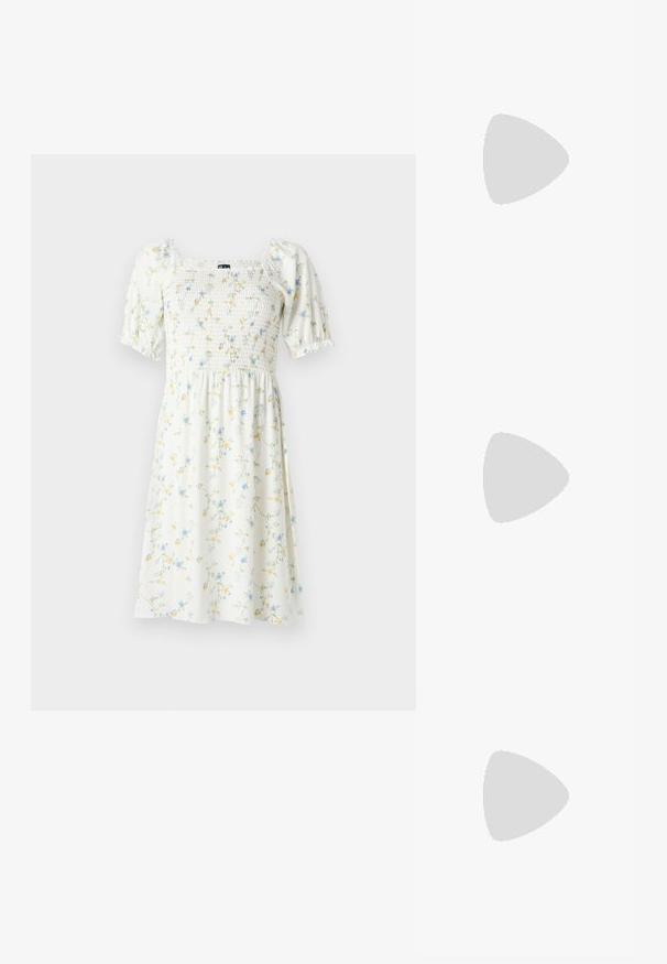 Vestido estampado de flores com decote quadrado, mangas curtas com volume e corpete pregueado. Feito de um tecido leve e branco com flores azuis e amarelas.; Sandálias de tacão preto laqueadas com bico quadrado, tiras para o tornozelo e fivelas prateadas. Apresentam um salto bloco chunky para estabilidade.; Óculos tortoiseshell castanhos com lentes ovais, hastes finas e acabamentos transparentes. Apresenta um logótipo subtil na têmpora. Design elegante e leve.; Bolsa de couro preta com forma curva, alça destacável e detalhes em dourado. A bolsa possui uma aba com detalhe de fivela.