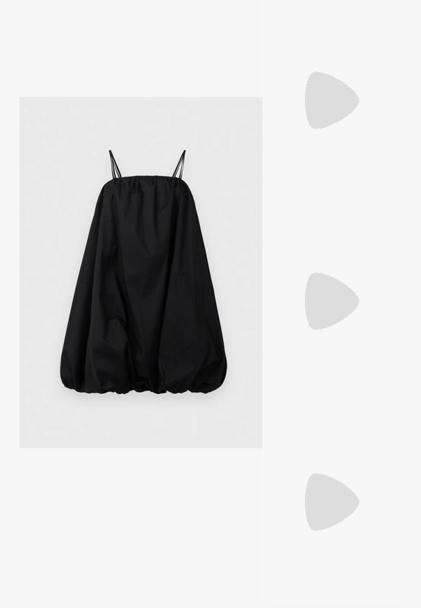 Svart ermeløs boblekjole med samlet hem og tynne doble skulderstropper, vist mot en ensfarget hvit bakgrunn.; Sorte patent slingback hæl med spids tå, featuring tekstureret slangeskind, justerbar rem og en kort, tekstureret blokhæl.; Svart skinn crossbody veske med to frontlommer, gyldne spenner, glidelåslukking og en slank stropp. Teksturert overflate og kompakt rektangulær form.; Gullfargede metalløredobber med en buet, forlenget form. Har en jevn, blank overflate og en avrundet tupp for ekstra detaljer.