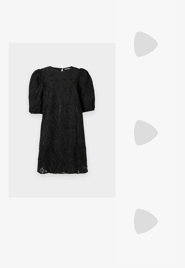 Abito nero al ginocchio con maniche a palloncino e complessi motivi geometrici testurizzati su tutto il tessuto, posizionato su uno sfondo semplice.; Pump in pelle nera con punta affusolata e tacco basso a blocco. Presenta una cinghia alla caviglia con una fibbia in tonalità oro. Texture liscia.; Borsa nera con forma strutturata, texture liscia e una chiusura metallica. Abbinata a pantaloni neri larghi e sandali open-toe su un pavimento in legno.; Anello in tono oro con un design organico e Twisted, caratterizzato da una superficie liscia e punte affusolate, che crea un aspetto moderno e scultoreo.