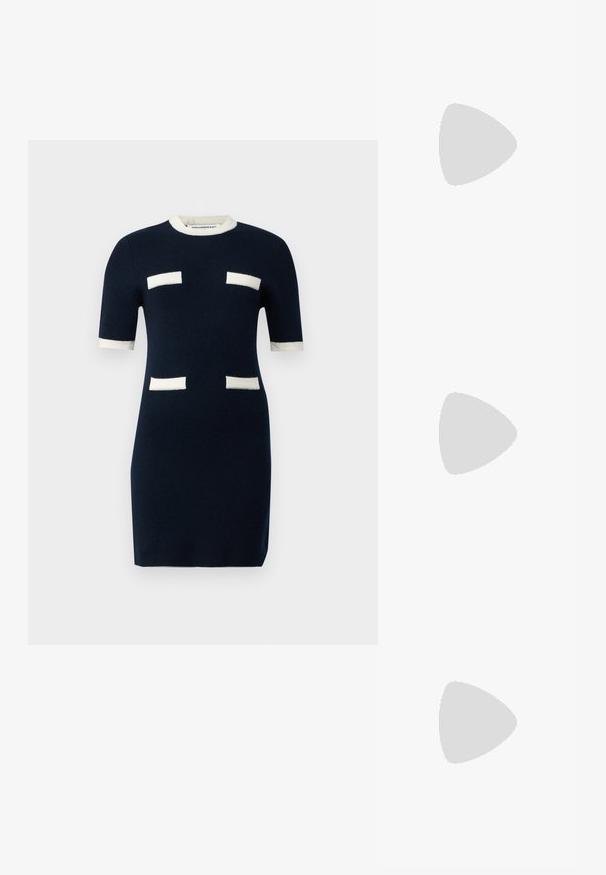 Abito lavorato a maglia blu navy con maniche corte, colletto a costine e accenti rettangolari bianchi sul petto e sulle maniche. Design aderente.; Tacchi slingback in pelle nera con punta affusolata, caratterizzati da un tacco alto e un accento dorato sulla cinghia regolabile. Texture liscia.; Borsa a mano in pelle nera con un design strutturato, caratterizzata da una forma corta, manico superiore e accessori in metallo dorato. Inclusa tracolla regolabile.; Orecchini a cerchio in argento con un design testurizzato caratterizzato da scanalature verticali. Forma circolare con una chiusura a scatto sicura. Finitura liscia.